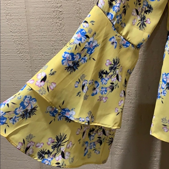 •blouse• - Picture 2 of 3